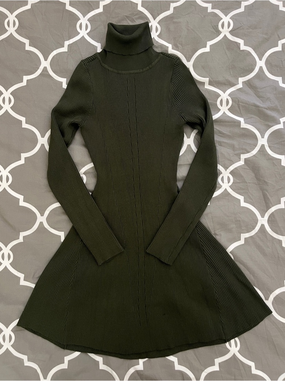 Ribbed Turtleneck Long-Sleeve Sweater Dress in Dark Olive | Girls M